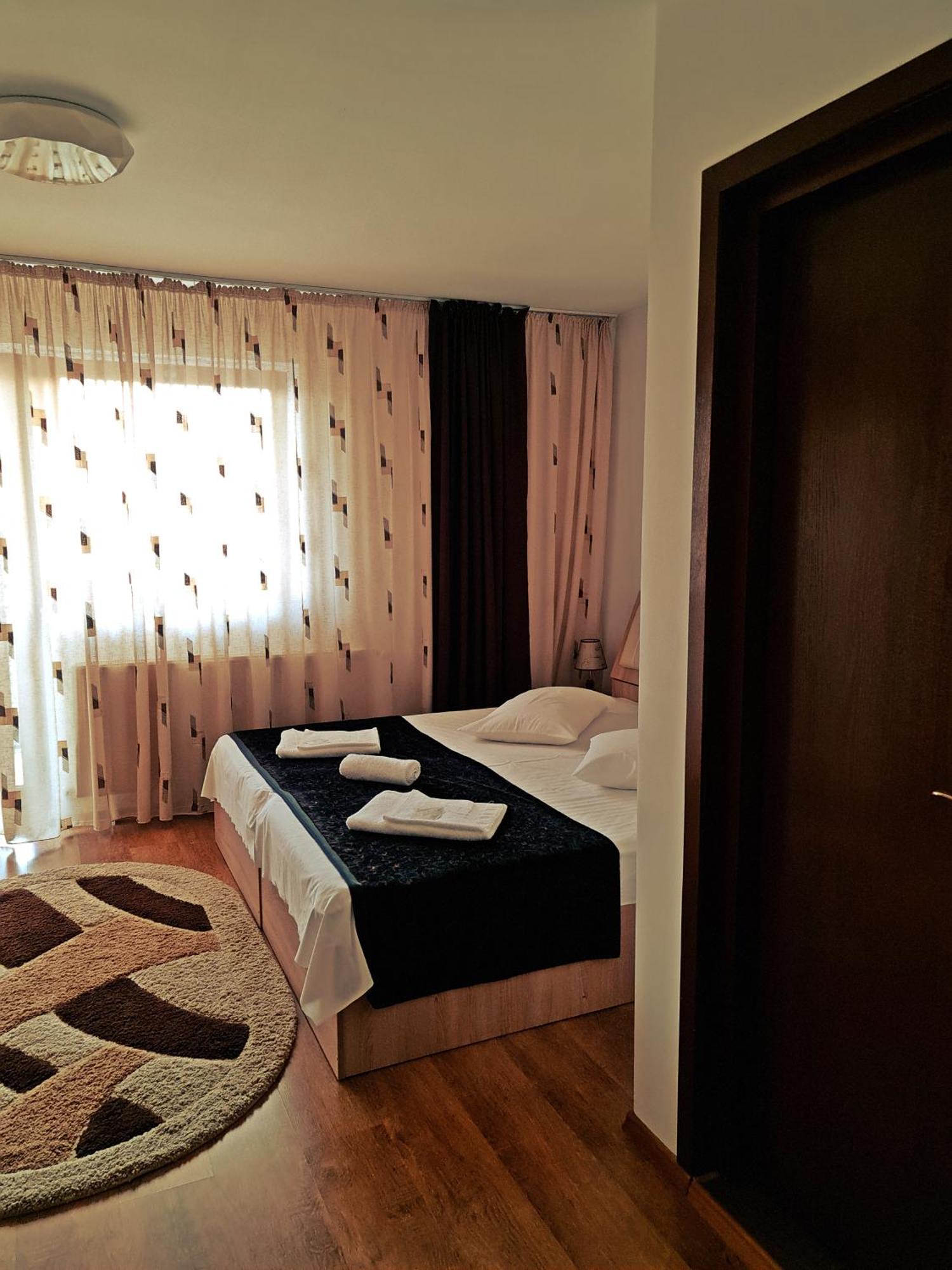 Casa Leu Hotel Curtea De Arges Ngoại thất bức ảnh