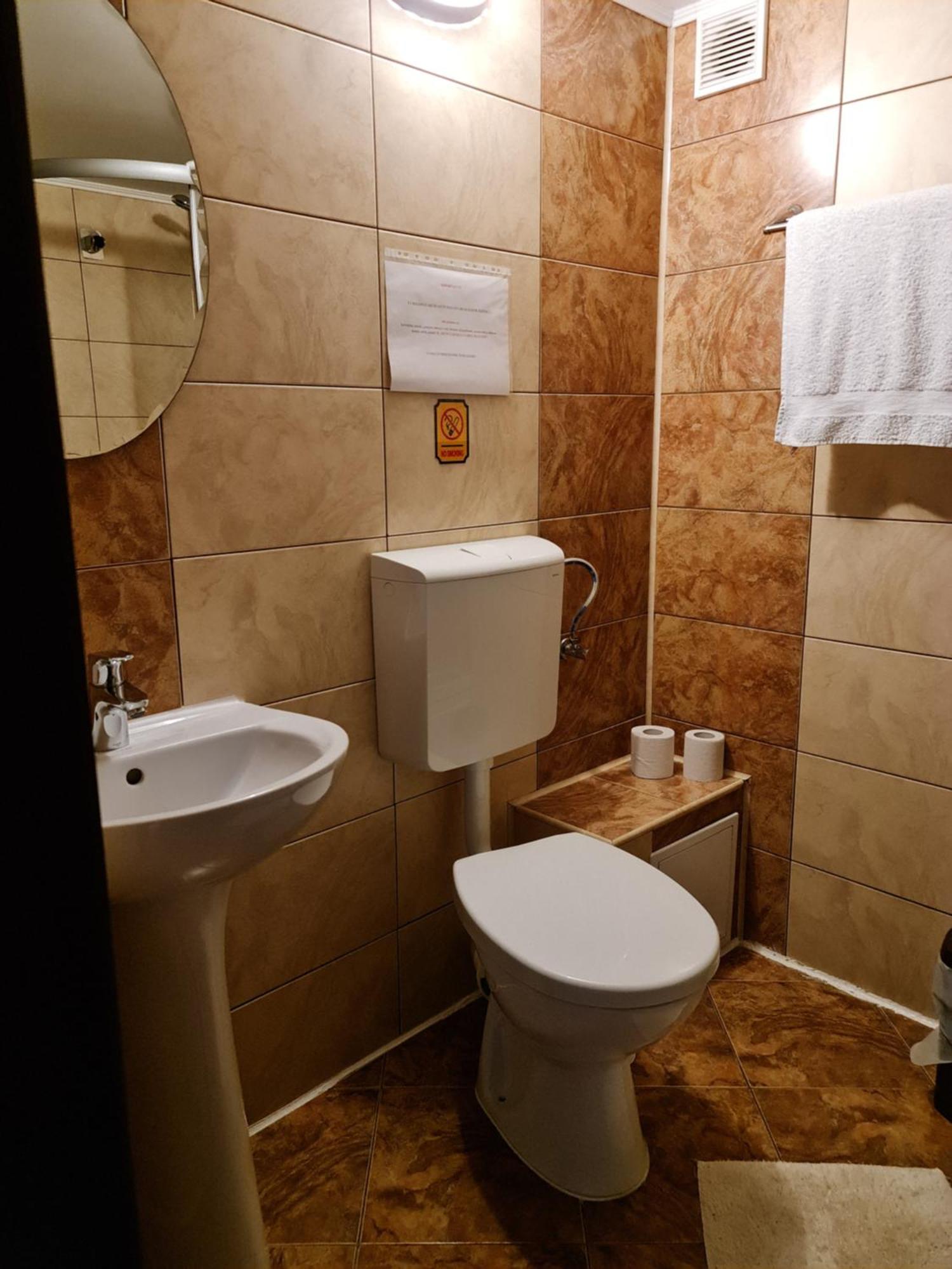 Casa Leu Hotel Curtea De Arges Ngoại thất bức ảnh
